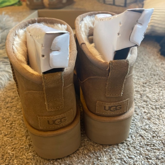 Classic Ultra Mini Platform UGGS
Color- Chestnut
Size- 8 Women’s - Picture 3 of 6